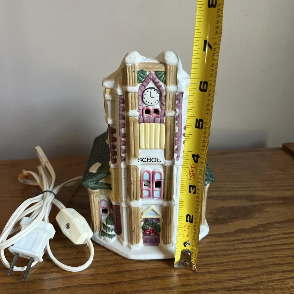 Heartland Valley Village‎ School / Schoolhouse Lighted Christmas House Porcelain